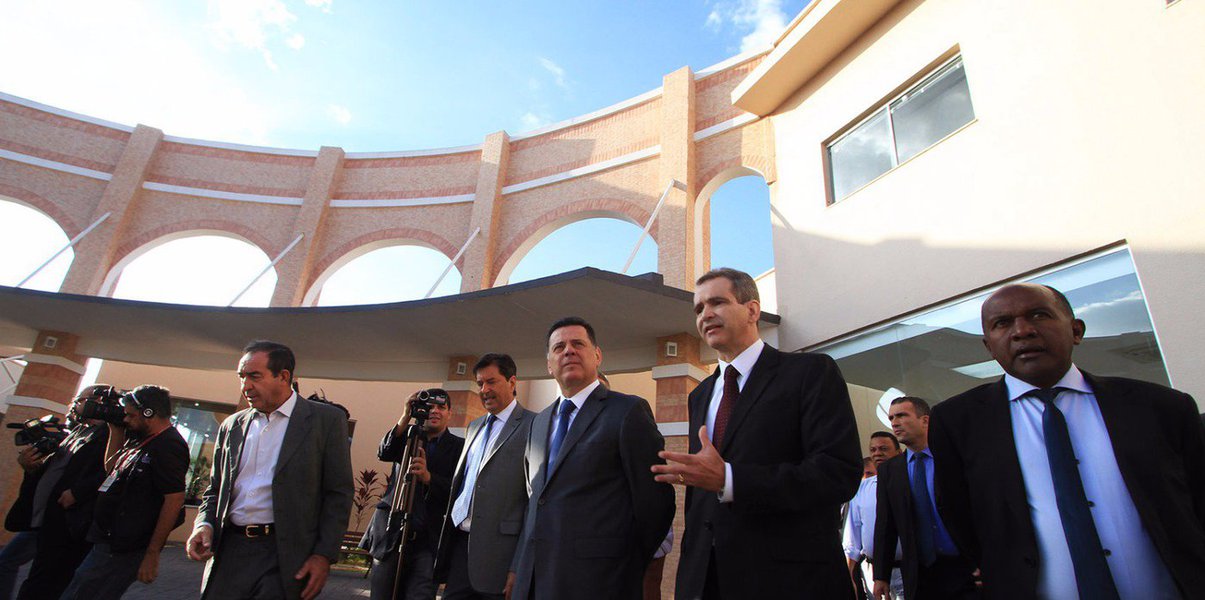 Governador Marconi Perillo inaugurou nesta quinta o Centro de Referência e Excelência em Dependência Química (Credeq) Jamil Issy, em Aparecida de Goiânia; "É uma casa da esperança, que vai servir para aliviar a dor de mães, pais e famílias e, principalmente, garantir o retorno de cidadãos sadios ao convívio social"; “Goiás já é uma referência em várias áreas. Mas estou seguro que este Credeq será referência nacional. Enquanto fecham serviços de saúde no Brasil, em Goiás mantemos serviços de alta qualidade, reconhecidos pelos usuários como de alta qualidade, e ainda abrimos novos serviços” (Foto: José Barbacena) Governador Marconi Perillo inaugurou nesta quinta o Centro de Referência e Excelência em Dependência Química (Credeq) Jamil Issy, em Aparecida de Goiânia; "É uma casa da esperança, que vai servir para aliviar a dor de mães, pais e famílias e, principalmente, garantir o retorno de cidadãos sadios ao convívio social"; “Goiás já é uma referência em várias áreas. Mas estou seguro que este Credeq será referência nacional. Enquanto fecham serviços de saúde no Brasil, em Goiás mantemos serviços de alta qualidade, reconhecidos pelos usuários como de alta qualidade, e ainda abrimos novos serviços”