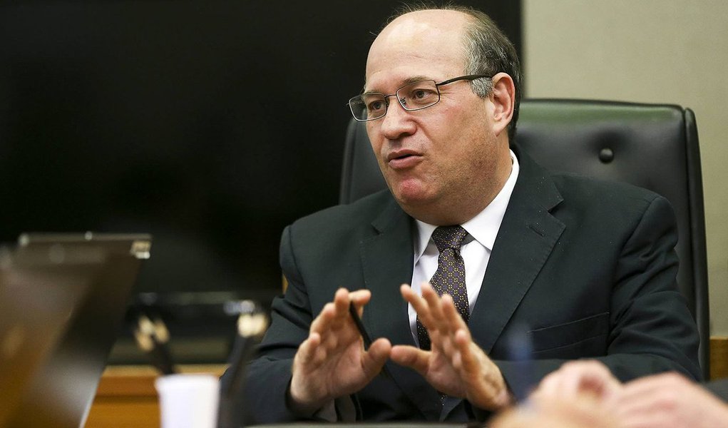 "Não é cenário de desaceleração muito forte, apenas talvez marginal, e ao mesmo tempo é um cenário que torna a liquidez maior no mundo. É um cenário que favorece os mercados emergentes", disse o presidente do Banco Central, Ilan Goldfajn, ao final do encontro dos ministros das finanças e presidentes dos bancos centrais do G-20, que reúne as maiores economias do mundo; segundo ele, a perspectiva de o Banco Central Europeu, o Banco do Japão e o Banco da Inglaterra jogarem mais liquidez nos mercados não exigirá medidas adicionais de proteção à entrada acelerada de capitais no país (Foto: Roberta Namour) "Não é cenário de desaceleração muito forte, apenas talvez marginal, e ao mesmo tempo é um cenário que torna a liquidez maior no mundo. É um cenário que favorece os mercados emergentes", disse o presidente do Banco Central, Ilan Goldfajn, ao final do encontro dos ministros das finanças e presidentes dos bancos centrais do G-20, que reúne as maiores economias do mundo; segundo ele, a perspectiva de o Banco Central Europeu, o Banco do Japão e o Banco da Inglaterra jogarem mais liquidez nos mercados não exigirá medidas adicionais de proteção à entrada acelerada de capitais no país
