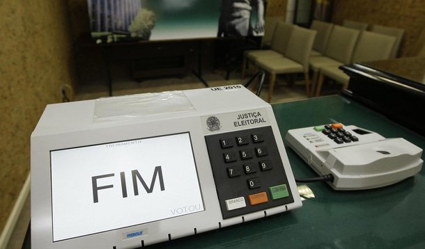 No entanto, nenhum dos três indicadores é capaz de, sozinho, quantificar exata e conclusivamente o desapontamento com a atual política nacional. Eles nos dão pistas (as vezes contundentes, outras nem tanto) acerca da relação dos eleitores com os candidatos e com o sistema político de modo geral (Foto: Ramon Brandão) No entanto, nenhum dos três indicadores é capaz de, sozinho, quantificar exata e conclusivamente o desapontamento com a atual política nacional. Eles nos dão pistas (as vezes contundentes, outras nem tanto) acerca da relação dos eleitores com os candidatos e com o sistema político de modo geral