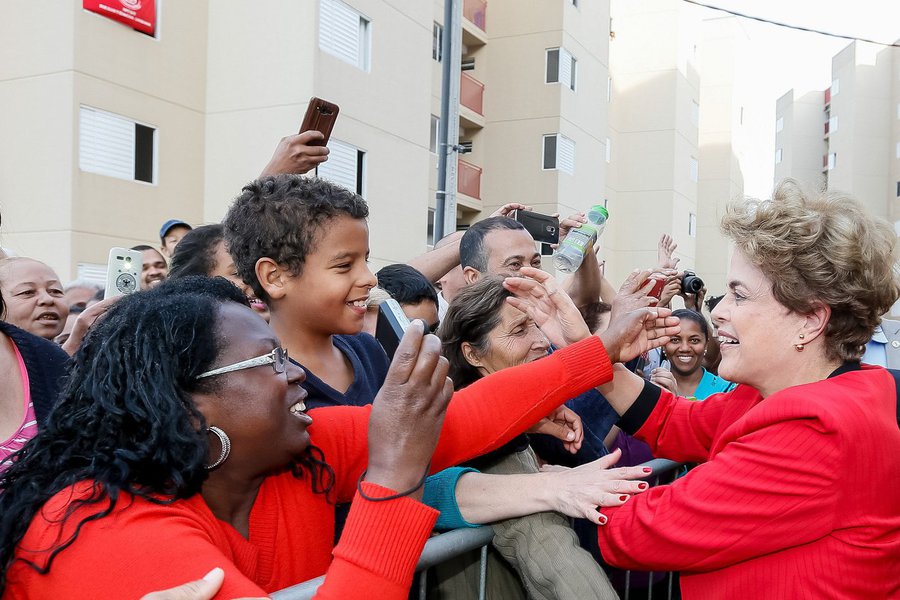 Durante ato em defesa do Minha Casa, Minha Vida em Taboão da Serra, na Grande São Paulo, a presidente Dilma Rousseff classificou como "absurda" a proposta da CNI de elevar de 44 para até 80 horas semanais a carga horária do trabalhador; "Será que é verdade?", perguntou Dilma, incrédula; "Esse absurdo a gente só escuta quando o governo provisório, sem compromisso com o povo, assalta o poder. E como uma horda de bárbaros, tenta estabelecer uma volta atrás em conquistas que não são de 13 anos pra cá, são conquistas que nós atingimos em 1950, em 1942. Isso é um absurdo", protestou a presidente; ela voltou a afirmar que "venceremos esse golpe"; "Eles não pensem que nós os tememos", disse (Foto: Gisele Federicce) Durante ato em defesa do Minha Casa, Minha Vida em Taboão da Serra, na Grande São Paulo, a presidente Dilma Rousseff classificou como "absurda" a proposta da CNI de elevar de 44 para até 80 horas semanais a carga horária do trabalhador; "Será que é verdade?", perguntou Dilma, incrédula; "Esse absurdo a gente só escuta quando o governo provisório, sem compromisso com o povo, assalta o poder. E como uma horda de bárbaros, tenta estabelecer uma volta atrás em conquistas que não são de 13 anos pra cá, são conquistas que nós atingimos em 1950, em 1942. Isso é um absurdo", protestou a presidente; ela voltou a afirmar que "venceremos esse golpe"; "Eles não pensem que nós os tememos", disse