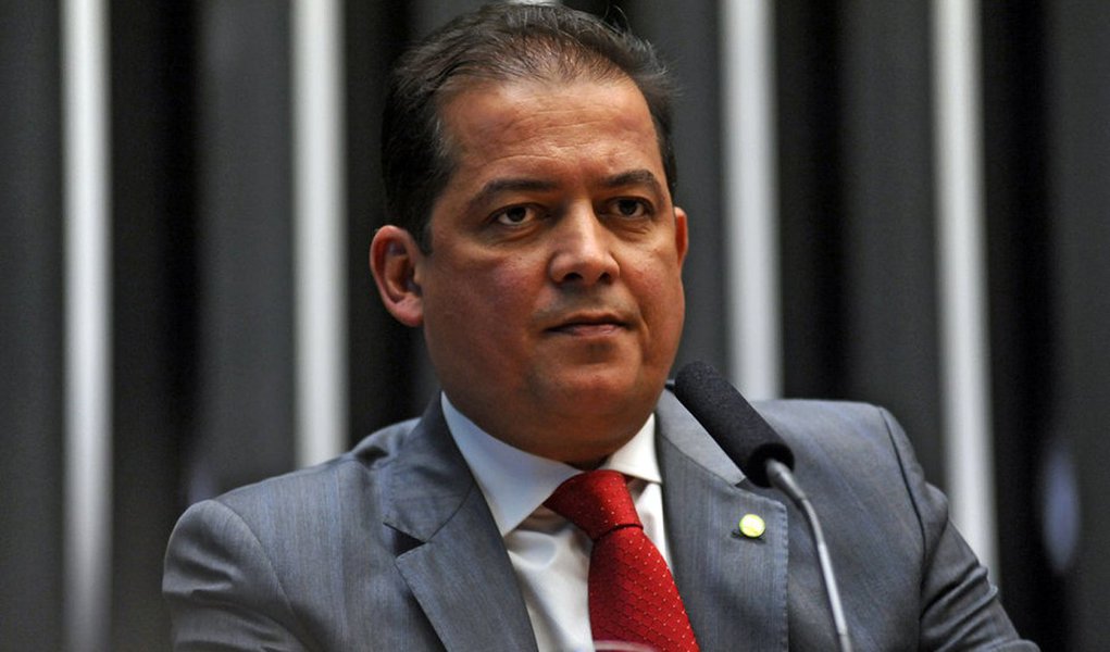 O ex-deputado federal Eduardo Gomes (SD) afirmou que não foi conduzido coercitivamente para prestar depoimento sobre a Operação Ápia; a informação de que ele havia sido conduzido coercitivamente foi dada pela assessoria de imprensa da Superintendência da Polícia Federal; o ex-parlamentar informou que disse esteve na PF para prestar depoimento espontaneamente e sem a presença de advogado em Brasília; a operação tem como objetivo desarticular uma organização criminosa que atuou no Tocantins supostamente fraudando licitações públicas e execução de contratos administrativos celebrados para a terraplanagem e pavimentação asfáltica em diversas rodovias estaduais (Foto: Leonardo Lucena) O ex-deputado federal Eduardo Gomes (SD) afirmou que não foi conduzido coercitivamente para prestar depoimento sobre a Operação Ápia; a informação de que ele havia sido conduzido coercitivamente foi dada pela assessoria de imprensa da Superintendência da Polícia Federal; o ex-parlamentar informou que disse esteve na PF para prestar depoimento espontaneamente e sem a presença de advogado em Brasília; a operação tem como objetivo desarticular uma organização criminosa que atuou no Tocantins supostamente fraudando licitações públicas e execução de contratos administrativos celebrados para a terraplanagem e pavimentação asfáltica em diversas rodovias estaduais