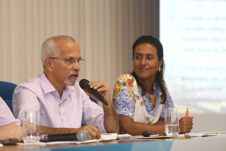 Em apresentação realizada a empresários, o candidato a prefeito de Aracaju, Edvaldo Nogueira (PCdoB), anunciou que, se eleito, firmará um contrato de gestão com a sua equipe de secretários, para cobrar deles o cumprimento de metas e o alcance de resultados; “Não tenho outra pretensão: se eleito, terminarei meu mandato de quatro anos. Fui prefeito por seis anos e não loteei cargos. Formei ótimas equipes de secretários, seja com técnicos, seja com políticos. Nunca responsabilizei secretários por erros da prefeitura. Farei contratos de gestão com os secretários: se não atingiu as metas, se não for eficiente, deve sair. Não fiz acordo com nenhum partido por secretarias, aliás, ainda não pensei na equipe que vou colocar porque ninguém ganha eleição antecipadamente”, afirmou (Foto: Valter Lima) Em apresentação realizada a empresários, o candidato a prefeito de Aracaju, Edvaldo Nogueira (PCdoB), anunciou que, se eleito, firmará um contrato de gestão com a sua equipe de secretários, para cobrar deles o cumprimento de metas e o alcance de resultados; “Não tenho outra pretensão: se eleito, terminarei meu mandato de quatro anos. Fui prefeito por seis anos e não loteei cargos. Formei ótimas equipes de secretários, seja com técnicos, seja com políticos. Nunca responsabilizei secretários por erros da prefeitura. Farei contratos de gestão com os secretários: se não atingiu as metas, se não for eficiente, deve sair. Não fiz acordo com nenhum partido por secretarias, aliás, ainda não pensei na equipe que vou colocar porque ninguém ganha eleição antecipadamente”, afirmou