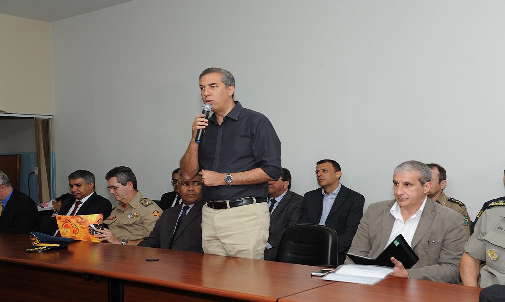 O vice-governador e secretário de Segurança Pública, José Eliton, foi categórico, nesta quarta-feira, em Jataí, no Sudoeste goiano, ao defender a integração das forças policiais e dos estados que fazem divisa com Goiás: “De que adianta termos uma informação que nos auxilie no combate à criminalidade de forma isolada? Temos muito mais força trabalhando juntos. Portanto, o que estamos fazendo aqui nada mais é do que uma ação que integra um conjunto de propostas que visa rediscutir a Segurança Pública em âmbito local e nacional” (Foto: José Barbacena) O vice-governador e secretário de Segurança Pública, José Eliton, foi categórico, nesta quarta-feira, em Jataí, no Sudoeste goiano, ao defender a integração das forças policiais e dos estados que fazem divisa com Goiás: “De que adianta termos uma informação que nos auxilie no combate à criminalidade de forma isolada? Temos muito mais força trabalhando juntos. Portanto, o que estamos fazendo aqui nada mais é do que uma ação que integra um conjunto de propostas que visa rediscutir a Segurança Pública em âmbito local e nacional”