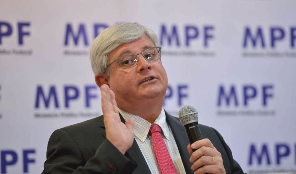 Seis entidades vinculadas saíram em defesa do procurador-geral da República Rodrigo Janot, alvo de pressão desde a decisão de pedir a prisão do presidente do Senado, Renan Calheiros (PMDB-AL), do ex-presidente da República José Sarney (PMDB-AP) e do senador Romero Jucá (PMDB-RR); em nota, as entidades classificam de "vileza" as tentativas em curso de se desqualificar o procurador-geral e reafirmam que numa República todos devem responder igualmente à lei; o texto é assinado por representantes da Associação Nacional dos Procuradores da República (ANPR), pela Associação Nacional dos Membros do Ministério Público (Conamp), pelo Conselho Nacional de Procuradores-Gerais, entre outros (Foto: Valter Lima) Seis entidades vinculadas saíram em defesa do procurador-geral da República Rodrigo Janot, alvo de pressão desde a decisão de pedir a prisão do presidente do Senado, Renan Calheiros (PMDB-AL), do ex-presidente da República José Sarney (PMDB-AP) e do senador Romero Jucá (PMDB-RR); em nota, as entidades classificam de "vileza" as tentativas em curso de se desqualificar o procurador-geral e reafirmam que numa República todos devem responder igualmente à lei; o texto é assinado por representantes da Associação Nacional dos Procuradores da República (ANPR), pela Associação Nacional dos Membros do Ministério Público (Conamp), pelo Conselho Nacional de Procuradores-Gerais, entre outros