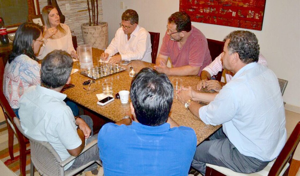 Em reunião com representantes dos partidos que formam a aliança partidária Frente por Palmas, que tem a pré-candidata à Prefeitura de Palmas e vice governadora, foi deliberada a criação de um Grupo Gestor com a função de auxiliar nas decisões da pré-campanha e traçar novas metas para as próximas etapas da corrida da pevista rumo ao Paço Municipal; outra decisão tomada durante a reunião foi que a convenção será conjunta com todos os partidos da base de sustentação da pré-candidatura no dia 5 de agosto, na região Sul da Capital, em local ainda não definido (Foto: Aquiles Lins) Em reunião com representantes dos partidos que formam a aliança partidária Frente por Palmas, que tem a pré-candidata à Prefeitura de Palmas e vice governadora, foi deliberada a criação de um Grupo Gestor com a função de auxiliar nas decisões da pré-campanha e traçar novas metas para as próximas etapas da corrida da pevista rumo ao Paço Municipal; outra decisão tomada durante a reunião foi que a convenção será conjunta com todos os partidos da base de sustentação da pré-candidatura no dia 5 de agosto, na região Sul da Capital, em local ainda não definido