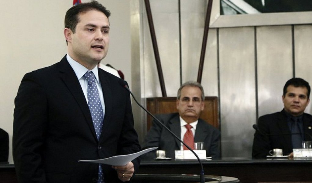 Durante solenidade no Palácio República dos Palmares, o governador Renan Filho (PMDB) informou que, nos próximos dias, estará divulgando o calendário de pagamento do 13º salário para as categorias; segundo ele, "Num momento de crise, Alagoas vai conseguir honrar o 13° do servidor em dia. Mais uma vez o governo faz o seu papel. Devemos anunciar nos próximos dias o cronograma de pagamentos" (Foto: Voney Malta) Durante solenidade no Palácio República dos Palmares, o governador Renan Filho (PMDB) informou que, nos próximos dias, estará divulgando o calendário de pagamento do 13º salário para as categorias; segundo ele, "Num momento de crise, Alagoas vai conseguir honrar o 13° do servidor em dia. Mais uma vez o governo faz o seu papel. Devemos anunciar nos próximos dias o cronograma de pagamentos"