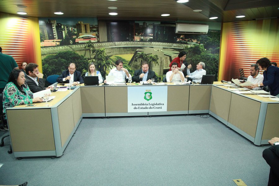 O projeto de lei das diretrizes orçamentárias (LDO) recebeu 111 emendas. Entre os parlamentares que apresentaram emendas estão Roberto Mesquita (PSD), Capitão Wagner (PR), Renato Roseno (Psol), Audic Mota (PMDB), Carlos Matos (PSDB), Elmano Freitas (PT) e Zé Ailton Brasil (PP). O projeto começa a ser analisado na Comissão de Orçamento nesta quarta-feira (22) (Foto: Fatima 247) O projeto de lei das diretrizes orçamentárias (LDO) recebeu 111 emendas. Entre os parlamentares que apresentaram emendas estão Roberto Mesquita (PSD), Capitão Wagner (PR), Renato Roseno (Psol), Audic Mota (PMDB), Carlos Matos (PSDB), Elmano Freitas (PT) e Zé Ailton Brasil (PP). O projeto começa a ser analisado na Comissão de Orçamento nesta quarta-feira (22)