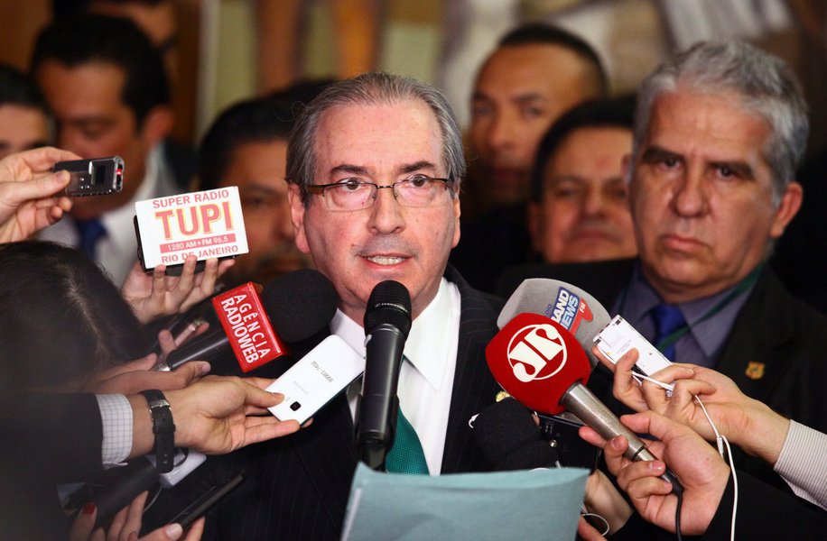 Deputado afastado Eduardo Cunha (PMDB-RJ), que derrubou provisoriamente a presidente Dilma Rousseff por meio de um golpe parlamentar, anunciou sua renúncia à presidência da Câmara; "É público e notório que a Casa está acéfala. Somente a minha renúncia poderá por fim a essa instabilidade sem prazo", disse o deputado afastado em coletiva do Salão Verde; sem citar as contas na Suíça, ele disse que paga um "preço alto por ter dado início ao processo de impeachment"; Cunha é réu em dois inquéritos no STF, acusado de receber propinas de diversas empresas; com sua renúncia, o interino Michel Temer perde seu aliado, a quem chamou de "incansável batalhador político e jurídico" (Foto: Gisele Federicce) Deputado afastado Eduardo Cunha (PMDB-RJ), que derrubou provisoriamente a presidente Dilma Rousseff por meio de um golpe parlamentar, anunciou sua renúncia à presidência da Câmara; "É público e notório que a Casa está acéfala. Somente a minha renúncia poderá por fim a essa instabilidade sem prazo", disse o deputado afastado em coletiva do Salão Verde; sem citar as contas na Suíça, ele disse que paga um "preço alto por ter dado início ao processo de impeachment"; Cunha é réu em dois inquéritos no STF, acusado de receber propinas de diversas empresas; com sua renúncia, o interino Michel Temer perde seu aliado, a quem chamou de "incansável batalhador político e jurídico"