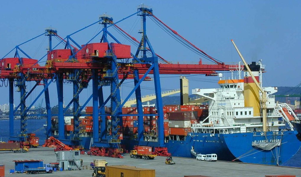 Balança comercial brasileira fechou o mês de junho com superávit de US$ 3,974 bilhões, segundo dados do Ministério da Indústria, Comércio Exterior e Serviços; superávit do primeiro semestre chegou a US$ 23,635 bilhões, melhor desempenho para o período desde o início da série histórica, em 1989 (Foto: Paulo Emílio) Balança comercial brasileira fechou o mês de junho com superávit de US$ 3,974 bilhões, segundo dados do Ministério da Indústria, Comércio Exterior e Serviços; superávit do primeiro semestre chegou a US$ 23,635 bilhões, melhor desempenho para o período desde o início da série histórica, em 1989