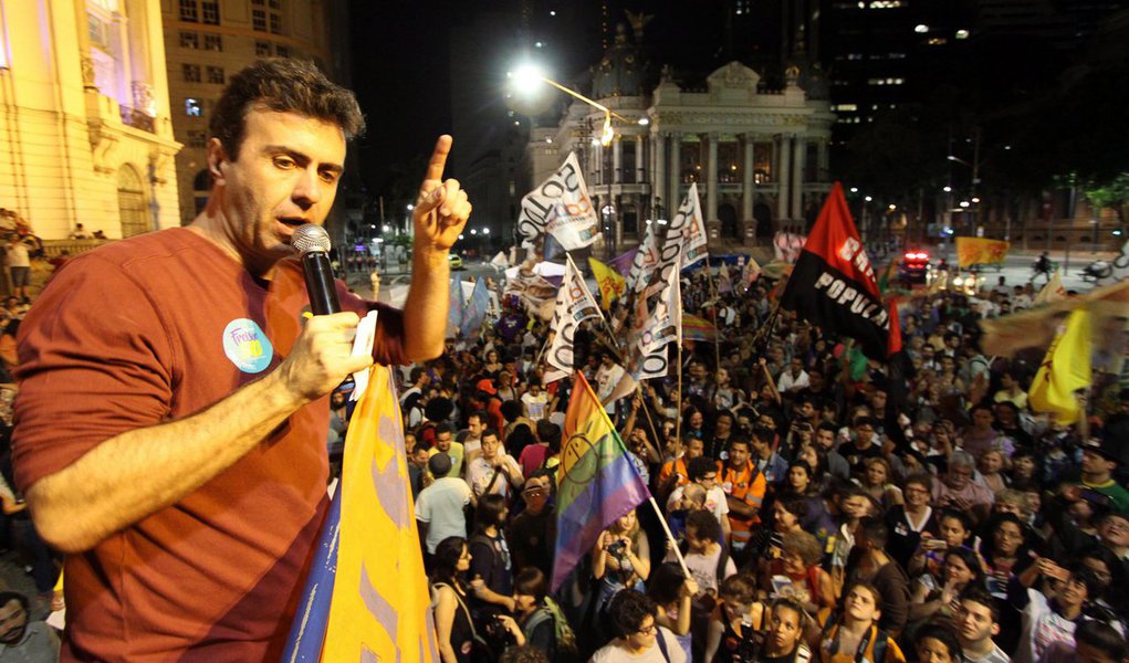 A votação do primeiro turno e a primeira pesquisa do segundo turno feita pelo Datafolha não recomendam tamanha soberba, já que Freixo sofre goleada acachapante para Crivella nas áreas populares. Na Zona Oeste, por exemplo, se dá um massacre. Fazer o que se o comando da campanha de Freixo desconhece o prestígio que Lula ainda mantém em parcelas expressivas do povão? (Foto: Bepe Damasco) A votação do primeiro turno e a primeira pesquisa do segundo turno feita pelo Datafolha não recomendam tamanha soberba, já que Freixo sofre goleada acachapante para Crivella nas áreas populares. Na Zona Oeste, por exemplo, se dá um massacre. Fazer o que se o comando da campanha de Freixo desconhece o prestígio que Lula ainda mantém em parcelas expressivas do povão?