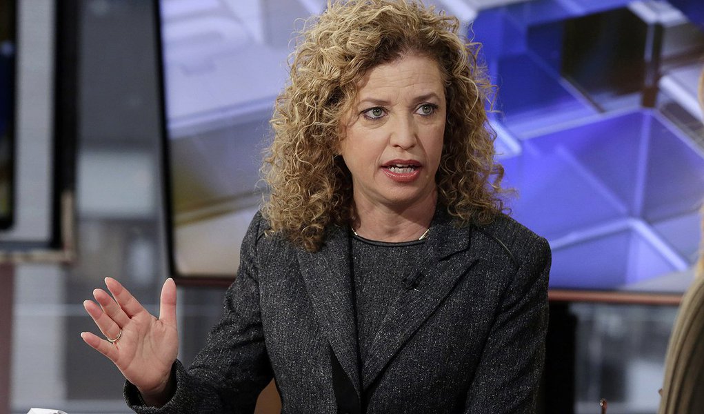 Na última sexta-feira, o Wikileaks publicou cerca de 20 mil páginas de e-mails do comitê democrata que indicam um esforço das lideranças do partido para minar a pré-candidatura de Bernie Sanders em favor da indicação de Hilary Clinton para concorrer à presidência como candidata democrata; em uma das mensagens, Debbie Wasserman Schultz critica Sanders por não ser um membro do partido e diz que ele nunca será presidente dos Estados Unidos (Foto: Roberta Namour) Na última sexta-feira, o Wikileaks publicou cerca de 20 mil páginas de e-mails do comitê democrata que indicam um esforço das lideranças do partido para minar a pré-candidatura de Bernie Sanders em favor da indicação de Hilary Clinton para concorrer à presidência como candidata democrata; em uma das mensagens, Debbie Wasserman Schultz critica Sanders por não ser um membro do partido e diz que ele nunca será presidente dos Estados Unidos