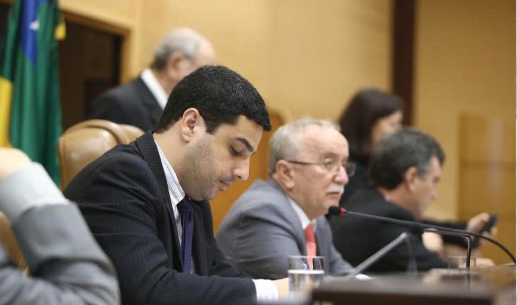 A Lei de Diretrizes Orçamentárias (LDO) para o ano de 2017 foi aprovada nesta quinta (30), última sessão do semestre legislativo, depois de muitos debates nas comissões temáticas e no plenário, onde a proposta havia sido votada em primeira e segunda discussão; o principal ponto de discórdia do texto, que transferia os gastos com inativos para os Poderes, acabou sendo suprimido através de emenda; agora a proposta será analisada com o governo; após a votação, os parlamentares entraram em recesso e retomam as atividades em agosto; a LDO estima gastos de R$ 8,5 bilhões para o próximo ano (Foto: Valter Lima) A Lei de Diretrizes Orçamentárias (LDO) para o ano de 2017 foi aprovada nesta quinta (30), última sessão do semestre legislativo, depois de muitos debates nas comissões temáticas e no plenário, onde a proposta havia sido votada em primeira e segunda discussão; o principal ponto de discórdia do texto, que transferia os gastos com inativos para os Poderes, acabou sendo suprimido através de emenda; agora a proposta será analisada com o governo; após a votação, os parlamentares entraram em recesso e retomam as atividades em agosto; a LDO estima gastos de R$ 8,5 bilhões para o próximo ano