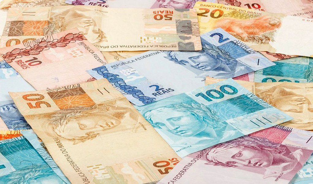 Custo do golpe para a sociedade brasileira é cada vez mais alto; arrecadação do governo federal em junho alcançou R$ 98,129 bilhões, recuo de 7,14% sobre igual mês do ano passado; desempenho é o pior para o mês desde 2010; segundo dados da Receita Federal, arrecadação no primeiro semestre somou R$ 617,257 bilhões em impostos e contribuições, queda real de 7,33% sobre o mesmo período de 2015 (Foto: Paulo Emílio) Custo do golpe para a sociedade brasileira é cada vez mais alto; arrecadação do governo federal em junho alcançou R$ 98,129 bilhões, recuo de 7,14% sobre igual mês do ano passado; desempenho é o pior para o mês desde 2010; segundo dados da Receita Federal, arrecadação no primeiro semestre somou R$ 617,257 bilhões em impostos e contribuições, queda real de 7,33% sobre o mesmo período de 2015