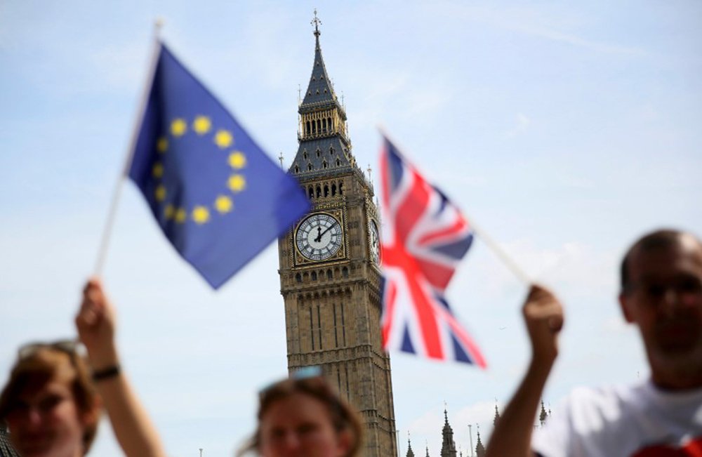 Bandeiras da Grã-Bretanha e União Europeia vistas em Londres. 19/06/2016 REUTERS/Neil Hall (Foto: Mauro Santayanna) Bandeiras da Grã-Bretanha e União Europeia vistas em Londres. 19/06/2016 REUTERS/Neil Hall