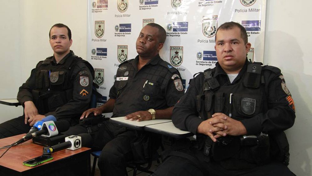 Policiais civis prenderam mais uma suspeita de participar do estupro de uma criança de dois anos de idade, no Rio; até agora, três pessoas já foram presas pela polícia, entre elas, o coronel reformado da Polícia Militar, Pedro Chavarry, que foi flagrado dentro do carro com a menina nua; a mulher detida, na favela Uga-Uga, em Ramos, na zona norte da cidade, foi a primeira a chegar na cena do crime e teria dito aos policiais que flagraram o crime, que o pai da vítima estava morto e a mãe, na cadeia (Foto: Leonardo Lucena) Policiais civis prenderam mais uma suspeita de participar do estupro de uma criança de dois anos de idade, no Rio; até agora, três pessoas já foram presas pela polícia, entre elas, o coronel reformado da Polícia Militar, Pedro Chavarry, que foi flagrado dentro do carro com a menina nua; a mulher detida, na favela Uga-Uga, em Ramos, na zona norte da cidade, foi a primeira a chegar na cena do crime e teria dito aos policiais que flagraram o crime, que o pai da vítima estava morto e a mãe, na cadeia