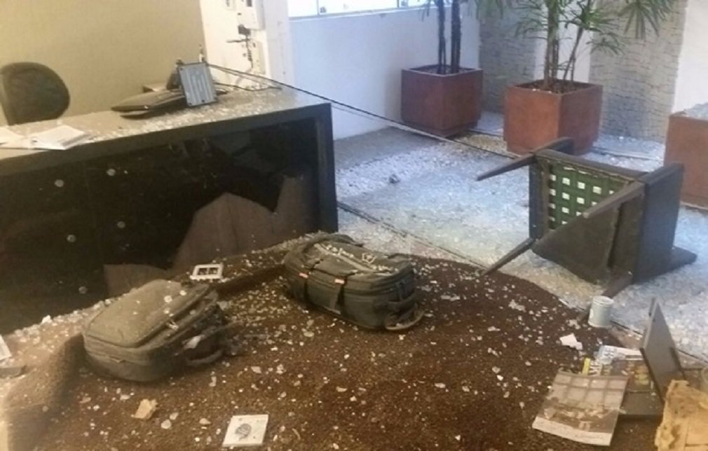 Walmir Oliveira da Cunha recebeu pacote que continha uma bomba, na sexta-feira passada, em seu escritório em Goiânia; advogado foi recebeu tratamento no Hugo e teve alta nesta quinta-feira; "Quero também, agradecer imensamente a todos os profissionais do Hospital de Urgências de Goiânia (HUGO), desde a equipe de enfermagem, que sempre foi muito atenciosa e prestativa; os maqueiros, sempre muito simpáticos; os médicos, muito competentes, e toda a direção, que me tratou com muita dignidade", disse o advogado em nota à imprensa; polícia investiga o caso (Foto: José Barbacena) Walmir Oliveira da Cunha recebeu pacote que continha uma bomba, na sexta-feira passada, em seu escritório em Goiânia; advogado foi recebeu tratamento no Hugo e teve alta nesta quinta-feira; "Quero também, agradecer imensamente a todos os profissionais do Hospital de Urgências de Goiânia (HUGO), desde a equipe de enfermagem, que sempre foi muito atenciosa e prestativa; os maqueiros, sempre muito simpáticos; os médicos, muito competentes, e toda a direção, que me tratou com muita dignidade", disse o advogado em nota à imprensa; polícia investiga o caso
