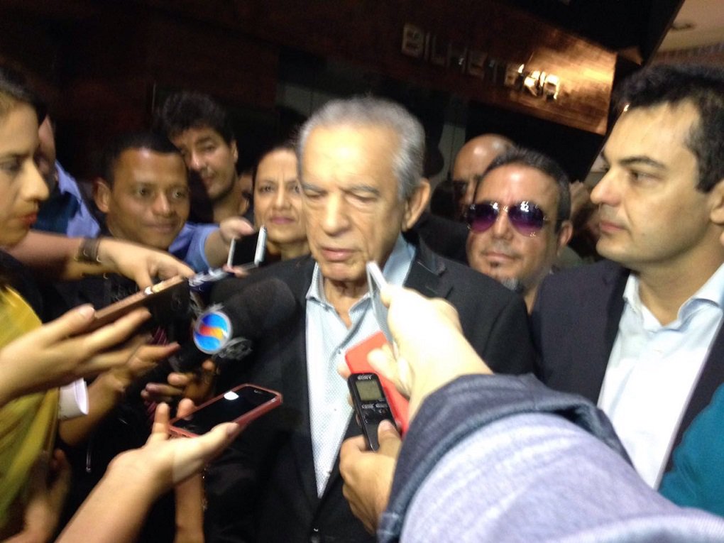 Iris Rezende esteve no shopping Bougainville para participar do Fórum Goiânia 2020 – A Cidade que Queremos; peemedebista, que estava acompanhado de uma claque, não confirmou se será candidato, mas seu discurso deu indício que estará, sim, na disputa pela prefeitura de Goiânia; "Eu não pensava em me candidatar novamente. Desde os resultados das últimas eleições que participei como candidato a governador em 2014. Mas com o surgimento do meu nome e com relativo destaque nas pesquisas. Isto mexeu com a sensibilidade da cidade e eu estou refletindo, mas não vou deixar passar este mês de julho sem nenhuma resposta" (Foto: José Barbacena) Iris Rezende esteve no shopping Bougainville para participar do Fórum Goiânia 2020 – A Cidade que Queremos; peemedebista, que estava acompanhado de uma claque, não confirmou se será candidato, mas seu discurso deu indício que estará, sim, na disputa pela prefeitura de Goiânia; "Eu não pensava em me candidatar novamente. Desde os resultados das últimas eleições que participei como candidato a governador em 2014. Mas com o surgimento do meu nome e com relativo destaque nas pesquisas. Isto mexeu com a sensibilidade da cidade e eu estou refletindo, mas não vou deixar passar este mês de julho sem nenhuma resposta"