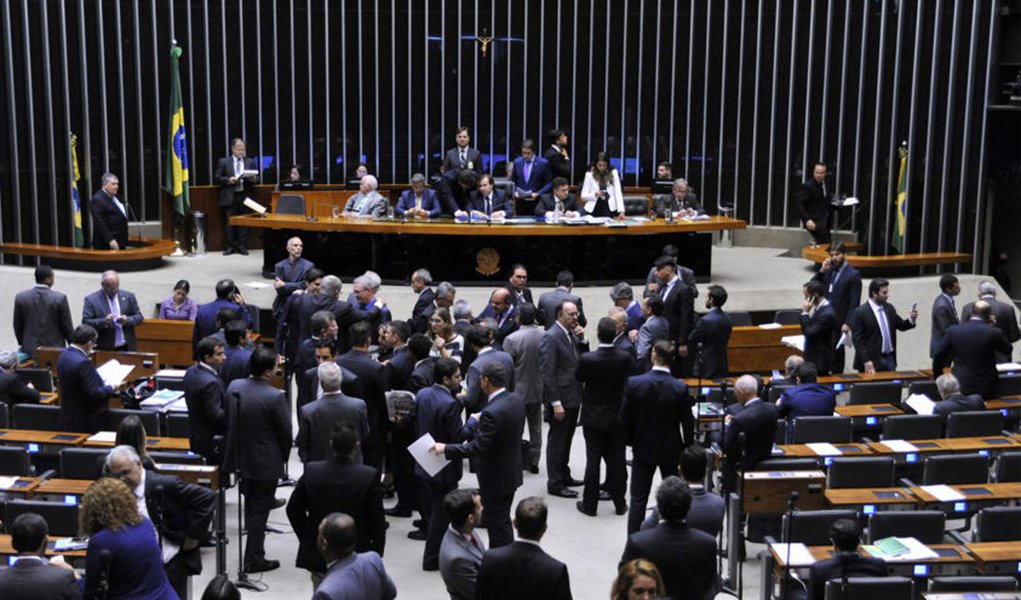 Dos nove deputados federais por Alagoas, apenas Paulão (PT), JHC (PSB) e Ronaldo Lessa (PDT) votaram contra a Proposta de Emenda à Constituição (PEC), a PEC 241, que estabelece um teto para o aumento dos gastos públicos pelas próximas duas décadas; a sessão acabou apenas durante a madrugada e a proposta foi aprovada com um placar total de 366 votos a favor, 111 contra e duas abstenções; para ter aprovação final, ela ainda precisa passar por um segundo turno de votação na Câmara e mais dois turnos no Senado (Foto: Voney Malta) Dos nove deputados federais por Alagoas, apenas Paulão (PT), JHC (PSB) e Ronaldo Lessa (PDT) votaram contra a Proposta de Emenda à Constituição (PEC), a PEC 241, que estabelece um teto para o aumento dos gastos públicos pelas próximas duas décadas; a sessão acabou apenas durante a madrugada e a proposta foi aprovada com um placar total de 366 votos a favor, 111 contra e duas abstenções; para ter aprovação final, ela ainda precisa passar por um segundo turno de votação na Câmara e mais dois turnos no Senado