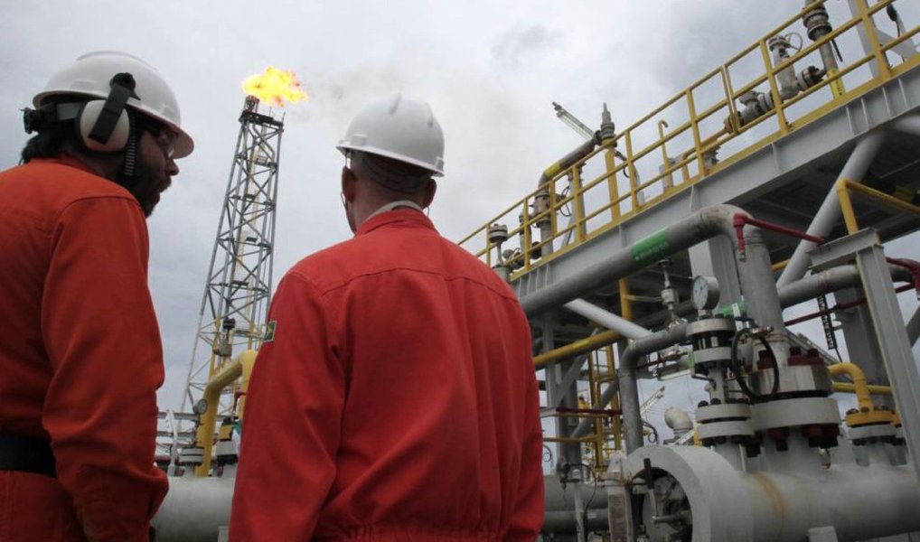 Petrobras colocou à venda um conjunto de campos de águas rasas de produção de petróleo e gás no Nordeste; são 9 campos, 5 em Sergipe e 4 no Ceará; cessão dos direitos de exploração, desenvolvimento e produção nas áreas será feita por meio de processo competitivo; venda dos ativos faz parte do plano de desinvestimento da petrolífera, cujo valor foi calculado em US$ 15,1 bilhões para o biênio 2015-2016 (Foto: Aquiles Lins) Petrobras colocou à venda um conjunto de campos de águas rasas de produção de petróleo e gás no Nordeste; são 9 campos, 5 em Sergipe e 4 no Ceará; cessão dos direitos de exploração, desenvolvimento e produção nas áreas será feita por meio de processo competitivo; venda dos ativos faz parte do plano de desinvestimento da petrolífera, cujo valor foi calculado em US$ 15,1 bilhões para o biênio 2015-2016