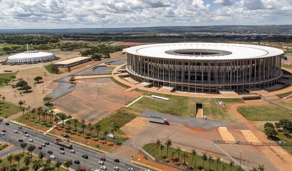Antes de entrarem no Estádio Nacional de Brasília Mané Garrincha para assistir aos jogos da Olimpíada, os torcedores passarão por detectores de metais; será vetado o uso de bolsas, sacolas, malas, pochetes e mochilas; entre as proibições, estão itens perfurantes e que possam ser usados para ferir pessoas, como facas, tesouras, canivetes, lâminas de barbear, chaves de fenda, agulhas e alicates; na mesma linha, não será permitido portar materiais explosivos, substâncias inflamáveis, tóxicas ou venenosas nem armas de fogo, de brinquedo ou simulacros; para as armas, a exceção vale para militares credenciados (Foto: Leonardo Lucena) Antes de entrarem no Estádio Nacional de Brasília Mané Garrincha para assistir aos jogos da Olimpíada, os torcedores passarão por detectores de metais; será vetado o uso de bolsas, sacolas, malas, pochetes e mochilas; entre as proibições, estão itens perfurantes e que possam ser usados para ferir pessoas, como facas, tesouras, canivetes, lâminas de barbear, chaves de fenda, agulhas e alicates; na mesma linha, não será permitido portar materiais explosivos, substâncias inflamáveis, tóxicas ou venenosas nem armas de fogo, de brinquedo ou simulacros; para as armas, a exceção vale para militares credenciados