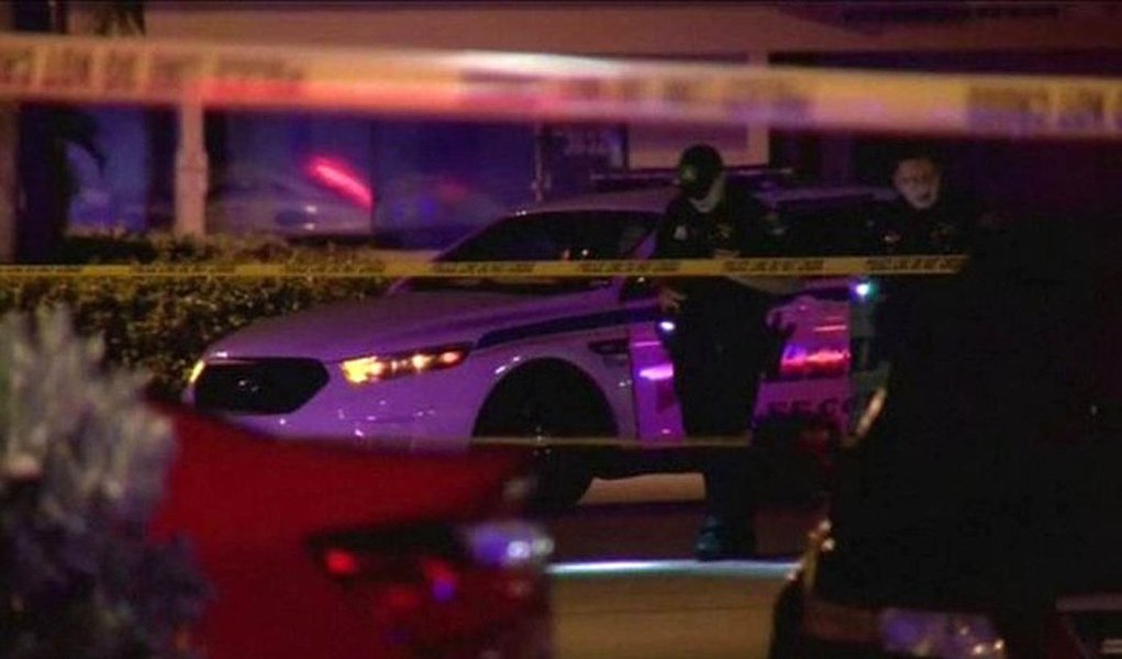 Vítimas são adolescentes, segundo relatos; o incidente ocorreu na madrugada de hoje (25), em uma boate da cidade de Fort Myers, chamada Club Blu; usuários de redes sociais já utilizaram as informações para criticar o sistema de segurança em boates norte-americanas; "Todas as boates devem ter detectores de metal e seguranças treinados, caso contrário não são legítimas", disse um internauta (Foto: Roberta Namour) Vítimas são adolescentes, segundo relatos; o incidente ocorreu na madrugada de hoje (25), em uma boate da cidade de Fort Myers, chamada Club Blu; usuários de redes sociais já utilizaram as informações para criticar o sistema de segurança em boates norte-americanas; "Todas as boates devem ter detectores de metal e seguranças treinados, caso contrário não são legítimas", disse um internauta