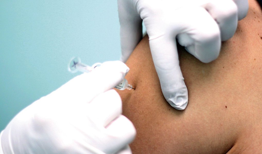 A vacina brasileira contra a dengue desenvolvida pelo Instituto Butantan será testada em voluntários da cidade de Porto Alegre (RS); esta é a última etapa de testes antes de ser submetida à aprovação da Agência Nacional de Vigilância Sanitária (Anvisa) para ser produzida em larga escala e usada em campanhas de imunização; participam mil voluntários, com idade entre 18 a 59 anos; uma equipe médica vai acompanhar os efeitos da vacina durante cinco anos; os pesquisadores vão comparar a consistência da resposta imune entre os diferentes lotes da vacina (Foto: Leonardo Lucena) A vacina brasileira contra a dengue desenvolvida pelo Instituto Butantan será testada em voluntários da cidade de Porto Alegre (RS); esta é a última etapa de testes antes de ser submetida à aprovação da Agência Nacional de Vigilância Sanitária (Anvisa) para ser produzida em larga escala e usada em campanhas de imunização; participam mil voluntários, com idade entre 18 a 59 anos; uma equipe médica vai acompanhar os efeitos da vacina durante cinco anos; os pesquisadores vão comparar a consistência da resposta imune entre os diferentes lotes da vacina