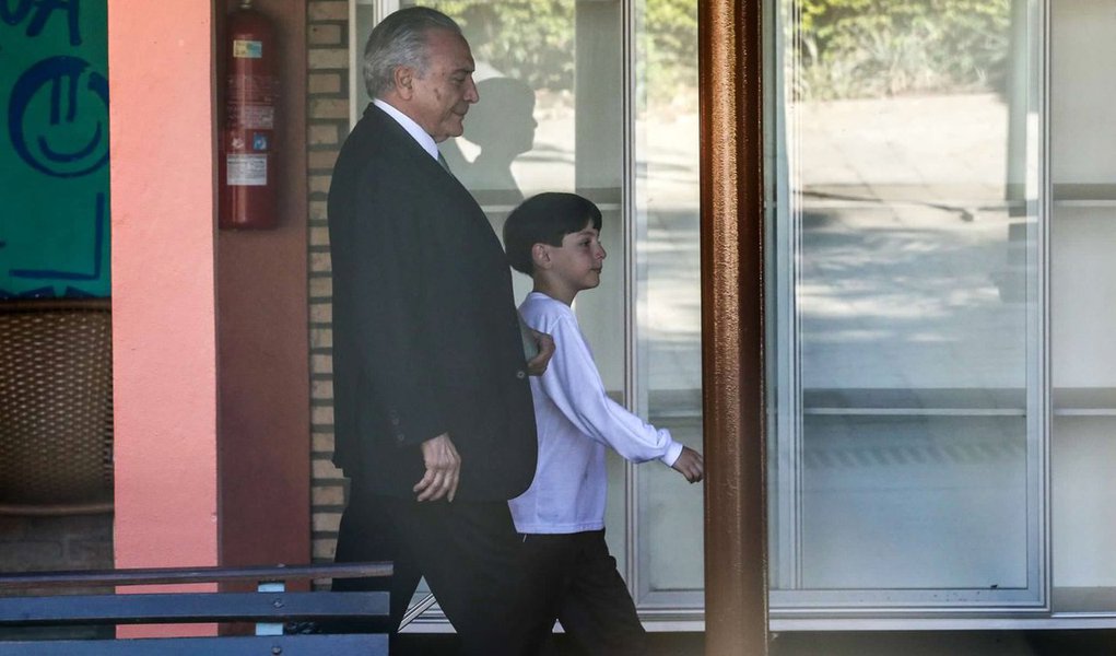 A única boa desse golpe é que ele afunda, de uma vez só, todos os golpistas juntos: das castas burocráticas, da mídia e da política (Foto: Miguel do Rosário) A única boa desse golpe é que ele afunda, de uma vez só, todos os golpistas juntos: das castas burocráticas, da mídia e da política