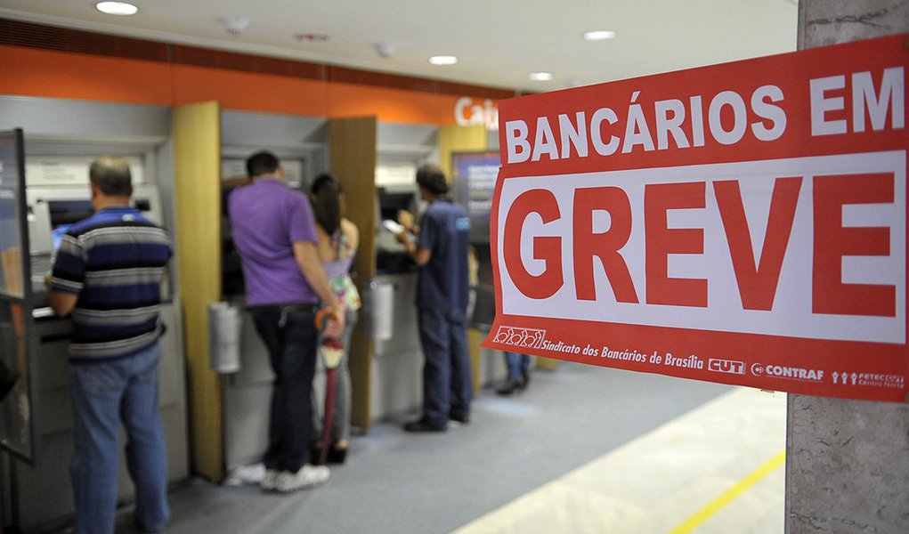 Sem sucesso, a sétima rodada de negociação entre o Comando Nacional dos Bancários e a Federação Nacional dos Bancos (Fenaban), a greve dos bancários prossegue em todo País; os bancos ofereceram novamente reajuste de 7% nos salários, que, de acordo com o Sindicato dos Bancários do Piauí, é abaixo da inflação, além do abono de R$ 3,3 mil; o presidente do Sindicato dos Bancários do Piauí, Arimatéa Passos, participou da rodada de negociação em São Paulo (Foto: Leonardo Lucena) Sem sucesso, a sétima rodada de negociação entre o Comando Nacional dos Bancários e a Federação Nacional dos Bancos (Fenaban), a greve dos bancários prossegue em todo País; os bancos ofereceram novamente reajuste de 7% nos salários, que, de acordo com o Sindicato dos Bancários do Piauí, é abaixo da inflação, além do abono de R$ 3,3 mil; o presidente do Sindicato dos Bancários do Piauí, Arimatéa Passos, participou da rodada de negociação em São Paulo