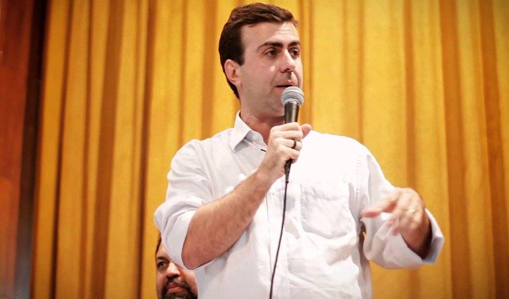 Candidato do PSOL a prefeito do Rio, Marcelo Freixo, afirmou nesta segunda-feira, 17, que é vítima de uma "política com terror" na disputa contra Marcelo Crivella (PRB); "eles espalharam que vou liberar a droga, que vou acabar com a PM, que vou vestir a Guarda Municipal de rosa, que vou distribuir livros ensinando crianças de quatro, cinco anos a fazer sexo... É um nível muito baixo de fazer política. Quem tudo faz para chegar ao poder tudo faz no poder", afirmou Freixo em entrevista ao Estadão (Foto: Aquiles Lins) Candidato do PSOL a prefeito do Rio, Marcelo Freixo, afirmou nesta segunda-feira, 17, que é vítima de uma "política com terror" na disputa contra Marcelo Crivella (PRB); "eles espalharam que vou liberar a droga, que vou acabar com a PM, que vou vestir a Guarda Municipal de rosa, que vou distribuir livros ensinando crianças de quatro, cinco anos a fazer sexo... É um nível muito baixo de fazer política. Quem tudo faz para chegar ao poder tudo faz no poder", afirmou Freixo em entrevista ao Estadão