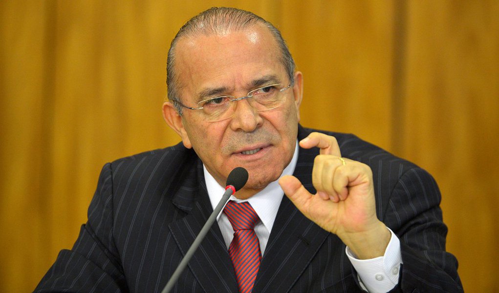 Ministro da Casa Civil foi aplaudido por empresários ao defender a terceirização do trabalho em uma eventual reforma trabalhista do governo do presidente interino Michel Temer; "Temos que caminhar no rumo da terceirização. Aquele projeto que está no Senado deve ser votado com alguma rapidez", disse durante um evento em São Paulo; segundo Padilha, a reforma trabalhista deverá vir em conjunto ou logo após a reforma da Previdência, sendo que as duas estão "no horizonte deste ano", afirmou (Foto: Paulo Emílio) Ministro da Casa Civil foi aplaudido por empresários ao defender a terceirização do trabalho em uma eventual reforma trabalhista do governo do presidente interino Michel Temer; "Temos que caminhar no rumo da terceirização. Aquele projeto que está no Senado deve ser votado com alguma rapidez", disse durante um evento em São Paulo; segundo Padilha, a reforma trabalhista deverá vir em conjunto ou logo após a reforma da Previdência, sendo que as duas estão "no horizonte deste ano", afirmou