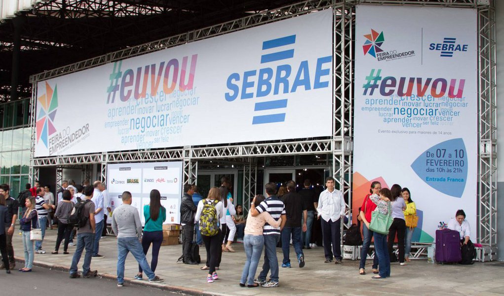 O Sebrae inicia um esforço nacional para discutir o cenário do empreendedorismo digital e estimular o desenvolvimento de startups no Brasil, que crescem mesmo na crise; para isso, está coordenando um evento que vai acontecer simultaneamente em 48 cidades brasileiras: o Sebrae Startup Day; nesse dia, mais de 10 mil pessoas, entre empreendedores, desenvolvedores/programadores, estudantes, designers, investidores, aceleradoras e incubadoras vão discutir o cenário atual do ecossistema empreendedor de negócios digitais brasileiro, as dificuldades e os desafios do mercado; é o maior evento do país voltado para startups (Foto: Leonardo Lucena) O Sebrae inicia um esforço nacional para discutir o cenário do empreendedorismo digital e estimular o desenvolvimento de startups no Brasil, que crescem mesmo na crise; para isso, está coordenando um evento que vai acontecer simultaneamente em 48 cidades brasileiras: o Sebrae Startup Day; nesse dia, mais de 10 mil pessoas, entre empreendedores, desenvolvedores/programadores, estudantes, designers, investidores, aceleradoras e incubadoras vão discutir o cenário atual do ecossistema empreendedor de negócios digitais brasileiro, as dificuldades e os desafios do mercado; é o maior evento do país voltado para startups