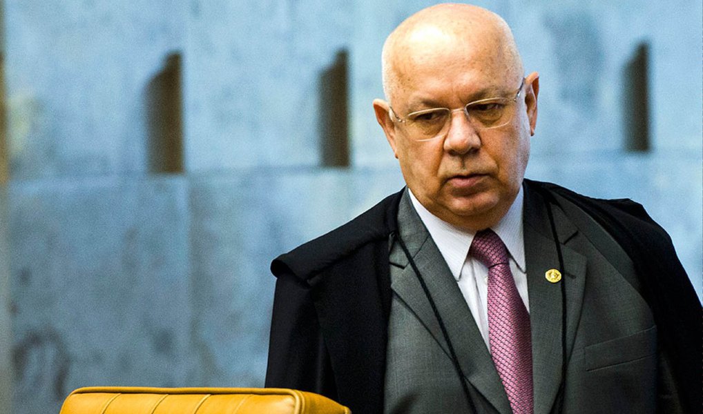 O ministro Teori Zavascki autorizou a quebra do sigilo telefônico de Eduardo Cunha (PMDB-RJ) nas investigações da Lava Jato; o pedido foi requerido pela defesa do deputado na ação penal, na qual Cunha é acusado de receber US$ 5 milhões em propina de contratos da Petrobras; o período de quebra do sigilo será referente ao dia 18 de setembro de 2011, entre 19h e 21h, para tentar buscar dados sobre a localização de Cunha na época; o ministro considerou que os dados não necessariamente excluirão os fatos narrados na denúncia (Foto: Valter Lima) O ministro Teori Zavascki autorizou a quebra do sigilo telefônico de Eduardo Cunha (PMDB-RJ) nas investigações da Lava Jato; o pedido foi requerido pela defesa do deputado na ação penal, na qual Cunha é acusado de receber US$ 5 milhões em propina de contratos da Petrobras; o período de quebra do sigilo será referente ao dia 18 de setembro de 2011, entre 19h e 21h, para tentar buscar dados sobre a localização de Cunha na época; o ministro considerou que os dados não necessariamente excluirão os fatos narrados na denúncia