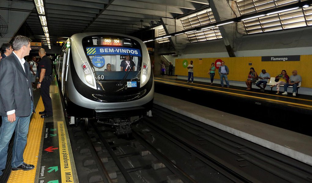 A estação do Metrô Jardim de Alah, no Leblon, na zona sul do Rio de Janeiro, foi apresentada após a conclusão das obras de acabamento; é a última estação da Linha 4 - ligando Ipanema, na zona sul, à Barra da Tijuca, na zona oeste - a ser entregue, uma vez que as obras das outras quatro estações já tinham sido concluídas; a Estação Jardim de Alah deverá ter uma demanda diária de 20 mil passageiros depois dos Jogos Rio 2016 e conta com dois acessos para usuários: um na esquina das avenidas Borges de Medeiros e Ataulfo de Paiva e o outro na Ataulfo de Paiva, perto da rua Almirante Pereira Guimarães (Foto: Leonardo Lucena) A estação do Metrô Jardim de Alah, no Leblon, na zona sul do Rio de Janeiro, foi apresentada após a conclusão das obras de acabamento; é a última estação da Linha 4 - ligando Ipanema, na zona sul, à Barra da Tijuca, na zona oeste - a ser entregue, uma vez que as obras das outras quatro estações já tinham sido concluídas; a Estação Jardim de Alah deverá ter uma demanda diária de 20 mil passageiros depois dos Jogos Rio 2016 e conta com dois acessos para usuários: um na esquina das avenidas Borges de Medeiros e Ataulfo de Paiva e o outro na Ataulfo de Paiva, perto da rua Almirante Pereira Guimarães