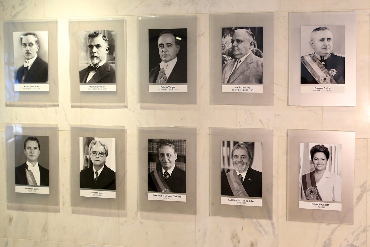 Governo do presidente Michel Temer pendurou a foto da ex-presidente Dilma Rousseff na galeria de ex-presidentes do Palácio do Planalto. Ao lado de fotos dos últimos 34 presidentes, a fotografia de Dilma vem acompanhada de sua data de nascimento: 14 de dezembro de 1947; não consta, entretanto, o período referente do segundo mandato de Dilma, como existe para os demais; Dilma deixou o governo no dia 31 de agosto após ser vítima de um processo internacionalmente classificado como golpe parlamentar (Foto: Aquiles Lins) Governo do presidente Michel Temer pendurou a foto da ex-presidente Dilma Rousseff na galeria de ex-presidentes do Palácio do Planalto. Ao lado de fotos dos últimos 34 presidentes, a fotografia de Dilma vem acompanhada de sua data de nascimento: 14 de dezembro de 1947; não consta, entretanto, o período referente do segundo mandato de Dilma, como existe para os demais; Dilma deixou o governo no dia 31 de agosto após ser vítima de um processo internacionalmente classificado como golpe parlamentar
