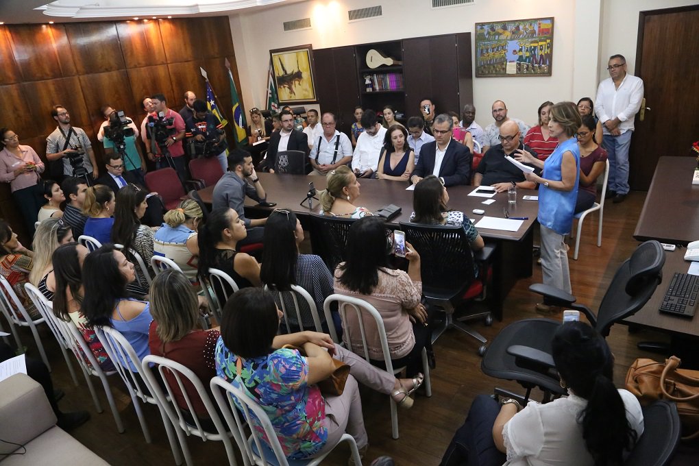 A secretária de Educação, Cultura e Esporte, Raquel Teixeira, anunciou nesta terça-feira, 18, que a Organização Social (OS) vai assumir a gestão compartilhada de 23 escolas ligadas à Subsecretaria de Anápolis; Gestão Transparência e Resgate Social (GTR) foi a candidata que mais pontuou na fase de análise das propostas (70,1 pontos); conforme prevê o edital, o próximo passo é aguardar o período que as demais candidatas têm para solicitar recurso (Foto: José Barbacena) A secretária de Educação, Cultura e Esporte, Raquel Teixeira, anunciou nesta terça-feira, 18, que a Organização Social (OS) vai assumir a gestão compartilhada de 23 escolas ligadas à Subsecretaria de Anápolis; Gestão Transparência e Resgate Social (GTR) foi a candidata que mais pontuou na fase de análise das propostas (70,1 pontos); conforme prevê o edital, o próximo passo é aguardar o período que as demais candidatas têm para solicitar recurso