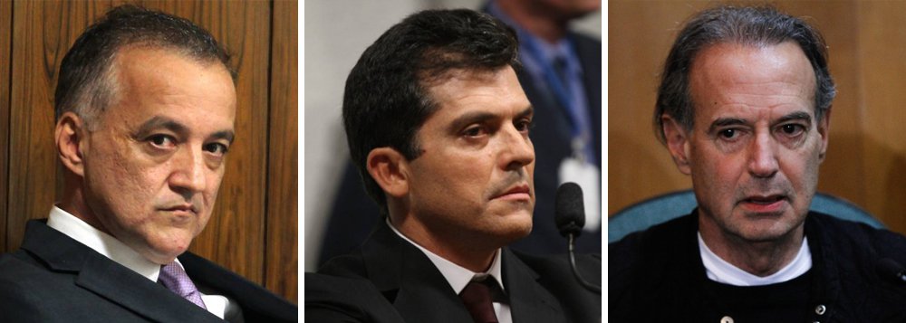 O Ministério Público Federal informou que vai recorrer da decisão do desembargador Antonio Ivan Athié, do Tribunal Regional Federal da 2ª Região, que concedeu prisão domiciliar para Carlos Augusto Ramos, o Carlinhos Cachoeira, Adir Assad e Fernando Cavendish; "Vamos recorrer para tentar reverter essa decisão, que beira o abolicionismo penal, prisões domiciliares sem análise mais profunda e cuidadosa, num contexto de desvios de quase 400 milhões, soltura relâmpago", diz o procurador-chefe da procuradoria Regional da República, José Augusto Vagos, que atua junto ao Tribunal Regional Federal da 2ª Região (Foto: Leonardo Attuch) O Ministério Público Federal informou que vai recorrer da decisão do desembargador Antonio Ivan Athié, do Tribunal Regional Federal da 2ª Região, que concedeu prisão domiciliar para Carlos Augusto Ramos, o Carlinhos Cachoeira, Adir Assad e Fernando Cavendish; "Vamos recorrer para tentar reverter essa decisão, que beira o abolicionismo penal, prisões domiciliares sem análise mais profunda e cuidadosa, num contexto de desvios de quase 400 milhões, soltura relâmpago", diz o procurador-chefe da procuradoria Regional da República, José Augusto Vagos, que atua junto ao Tribunal Regional Federal da 2ª Região