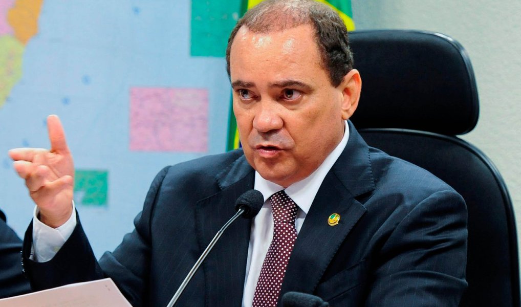 O presidente interino Michel Temer, com o objetivo de amarrar apoios ao impeachment, distribuiu dois cargos estratégicos para o senador Vicentinho Alves (PR) no DNIT; nesta sexta (24), Temer indicou nomes ligados ao parlamentar para a análise do Senado: Charles Magno Nogueira para a diretoria de Infraestrutura Ferroviária do DNIT e André Martins de Araújo para a diretoria de Planejamento e Pesquisa do órgão (Foto: Valter Lima) O presidente interino Michel Temer, com o objetivo de amarrar apoios ao impeachment, distribuiu dois cargos estratégicos para o senador Vicentinho Alves (PR) no DNIT; nesta sexta (24), Temer indicou nomes ligados ao parlamentar para a análise do Senado: Charles Magno Nogueira para a diretoria de Infraestrutura Ferroviária do DNIT e André Martins de Araújo para a diretoria de Planejamento e Pesquisa do órgão