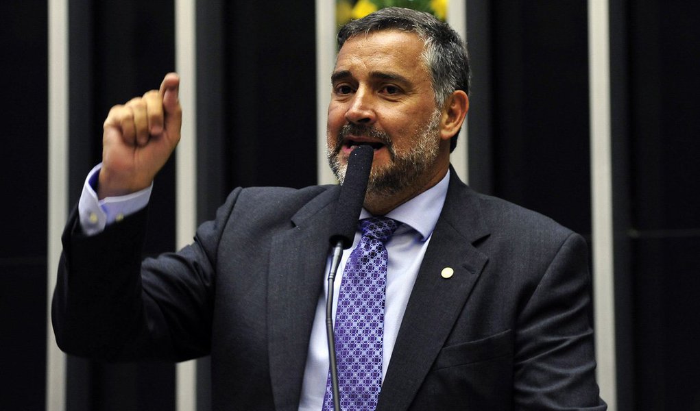 Deputado Paulo Pimenta (PT-RS), requer sessão no plenário da Câmara pela cassação de Eduardo Cunha “em um domingo com votação nominal, suspensão da rodada do campeonato brasileiro e transmissão ao vivo pela Rede Globo”; "Estou pedindo que vossas excelências, que foram tão cuidadosos, que tinham tanto interesse que o Brasil acompanhasse a sessão contra Dilma, tenham a mesma conduta”, disse nesta terça-feira (14) (Foto: Roberta Namour) Deputado Paulo Pimenta (PT-RS), requer sessão no plenário da Câmara pela cassação de Eduardo Cunha “em um domingo com votação nominal, suspensão da rodada do campeonato brasileiro e transmissão ao vivo pela Rede Globo”; "Estou pedindo que vossas excelências, que foram tão cuidadosos, que tinham tanto interesse que o Brasil acompanhasse a sessão contra Dilma, tenham a mesma conduta”, disse nesta terça-feira (14)