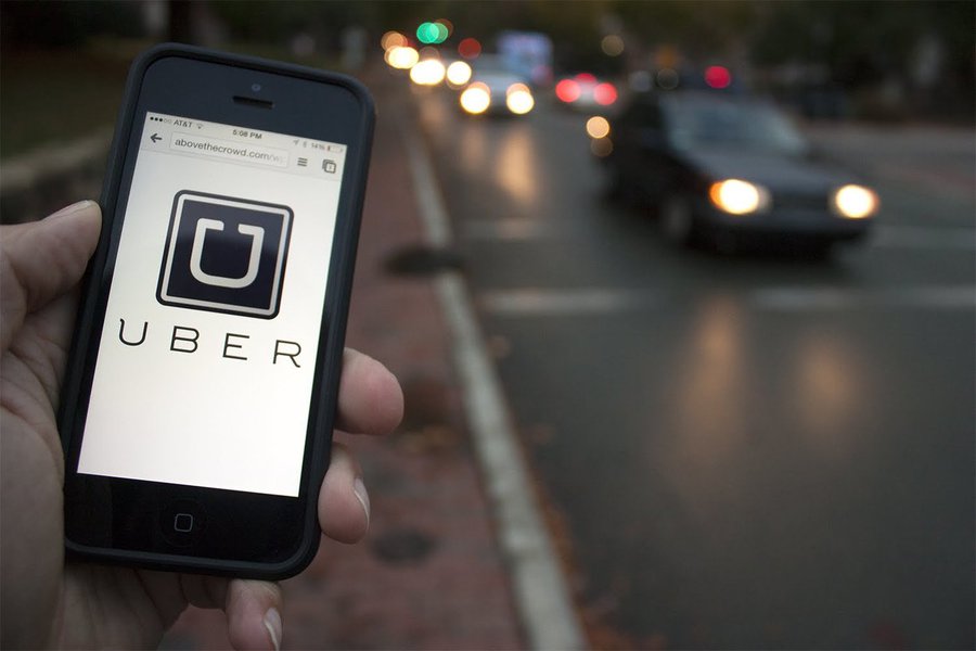Motoristas do Uber em Salvador se mobilizam para pressionar a empresa responsável pelo sistema a reativar incentivos concedidos a quem atua no transporte privado de passageiros; inconformados com o corte repentino dos benefícios, os profissionais preparam uma paralisação geral para os próximos dias, de acordo com a coluna Satélite, do jornal Correio; a estratégia é se manter desconectados da rede de parceiros e usuários do aplicativo até que a direção do Uber pague novamente os bônus, que representavam acréscimo de até 60% sobre o faturamento individual, com base no tempo de permanência diária no sistema e na avaliação feita pelos clientes (Foto: Romulo Faro) Motoristas do Uber em Salvador se mobilizam para pressionar a empresa responsável pelo sistema a reativar incentivos concedidos a quem atua no transporte privado de passageiros; inconformados com o corte repentino dos benefícios, os profissionais preparam uma paralisação geral para os próximos dias, de acordo com a coluna Satélite, do jornal Correio; a estratégia é se manter desconectados da rede de parceiros e usuários do aplicativo até que a direção do Uber pague novamente os bônus, que representavam acréscimo de até 60% sobre o faturamento individual, com base no tempo de permanência diária no sistema e na avaliação feita pelos clientes