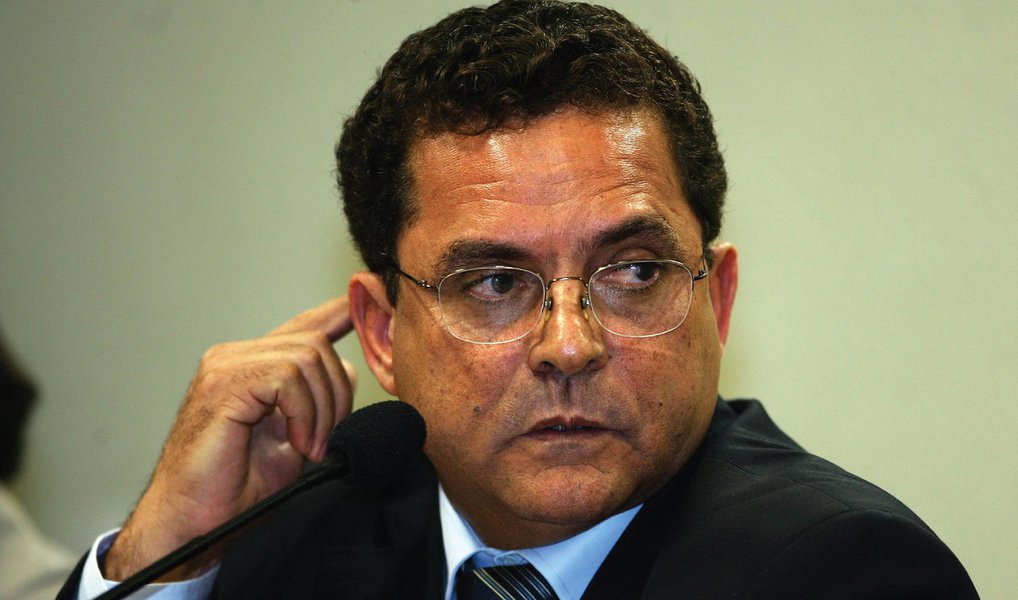 O Tribunal Regional Federal da 4ª Região decidiu substituir a prisão preventiva do empresário Ronan Maria Pinto por recolhimento noturno domiciliar; ele terá que pagar R$ 1 milhão de fiança e não poderá se comunicar com outros réus da Operação Lava Jato, além de ter que usar tornozeleira eletrônica; a decisão foi tomada por três votos a zero por uma das turmas do tribunal; ele estava preso desde 1º de abril (Foto: Valter Lima) O Tribunal Regional Federal da 4ª Região decidiu substituir a prisão preventiva do empresário Ronan Maria Pinto por recolhimento noturno domiciliar; ele terá que pagar R$ 1 milhão de fiança e não poderá se comunicar com outros réus da Operação Lava Jato, além de ter que usar tornozeleira eletrônica; a decisão foi tomada por três votos a zero por uma das turmas do tribunal; ele estava preso desde 1º de abril