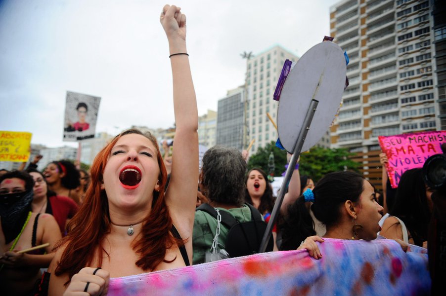 O Senado Federal se prepara para apreciar uma importante modificação na Lei Maria da Penha. O principal foco das divergências é a permissão para que o delegado de polícia conceda medidas protetivas de urgência às mulheres vítimas de violência doméstica e a seus dependentes (Foto: Renan Calheiros) O Senado Federal se prepara para apreciar uma importante modificação na Lei Maria da Penha. O principal foco das divergências é a permissão para que o delegado de polícia conceda medidas protetivas de urgência às mulheres vítimas de violência doméstica e a seus dependentes