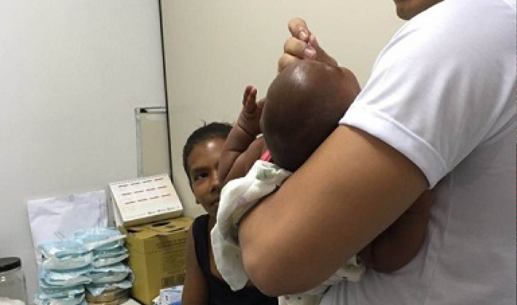 O Informe Epidemiológico divulgado nesta terça (26) pela Secretaria de Estado da Saúde (SES), aponta 117 casos de Microcefalia confirmados em Sergipe; o boletim, atualizado semanalmente, mostra, ainda, que desde a implantação da notificação compulsória da má-formação congênita (feita em outubro do ano passado) até o último sábado, 23 de julho, 250 casos foram notificados, sendo que 57 já descartados e outros 75 continuam em processo de investigação; em relação à publicação anterior, houve um novo registro de uma criança nascida com Microcefalia no município de Santa Luzia do Itanhy (Foto: Valter Lima) O Informe Epidemiológico divulgado nesta terça (26) pela Secretaria de Estado da Saúde (SES), aponta 117 casos de Microcefalia confirmados em Sergipe; o boletim, atualizado semanalmente, mostra, ainda, que desde a implantação da notificação compulsória da má-formação congênita (feita em outubro do ano passado) até o último sábado, 23 de julho, 250 casos foram notificados, sendo que 57 já descartados e outros 75 continuam em processo de investigação; em relação à publicação anterior, houve um novo registro de uma criança nascida com Microcefalia no município de Santa Luzia do Itanhy