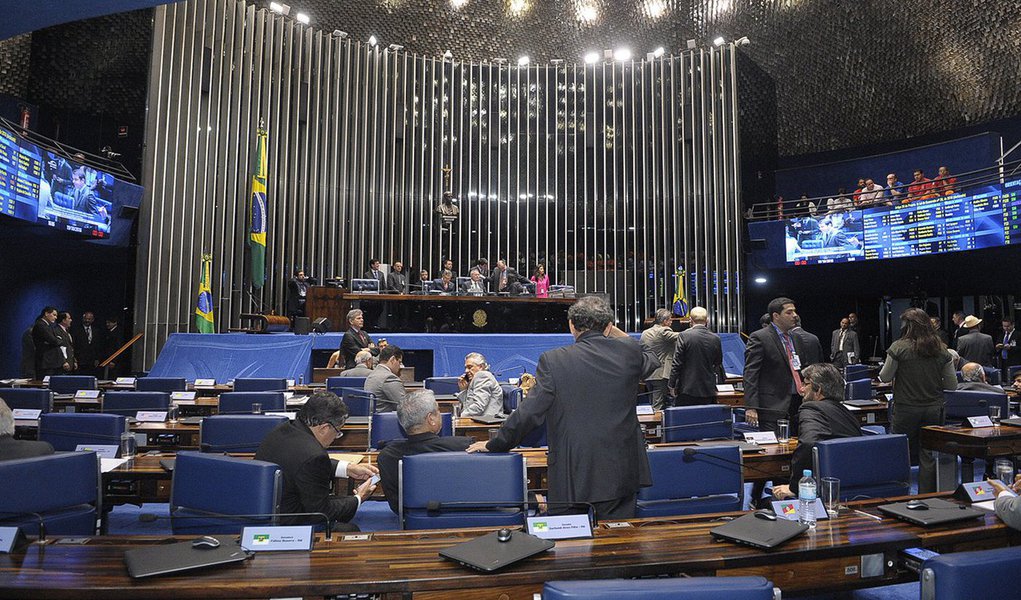 Um calendário acertado entre o presidente do Senado, Renan Calheiros (PMDB-AL), e líderes de bancada da Casa prevê que a última votação da Proposta de Emenda à Constituição (PEC) que estabelece um teto para os gastos públicos ocorrerá no dia 13 de dezembro; a votação do segundo turno na Câmara está prevista para a próxima segunda-feira, mas governistas já admitem que possa ocorrer apenas na terça (Foto: Gisele Federicce) Um calendário acertado entre o presidente do Senado, Renan Calheiros (PMDB-AL), e líderes de bancada da Casa prevê que a última votação da Proposta de Emenda à Constituição (PEC) que estabelece um teto para os gastos públicos ocorrerá no dia 13 de dezembro; a votação do segundo turno na Câmara está prevista para a próxima segunda-feira, mas governistas já admitem que possa ocorrer apenas na terça