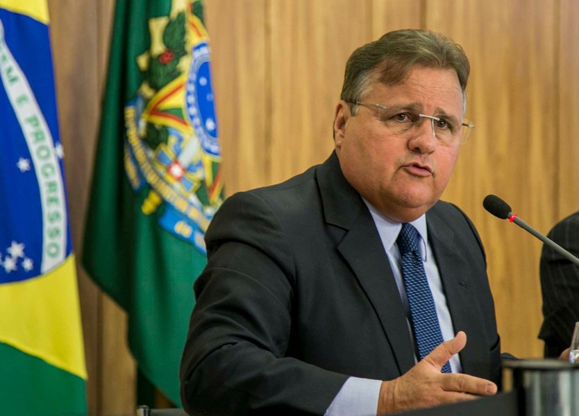 Articulador político de Michel Temer, o ministro da Secretaria de Governo, Geddel Vieira Lima, assume a articulação para anistiar todos os políticos que fizeram caixa dois no passado e serão atingidos por delações de empresas como a OAS e a Odebrecht; ele disse que é "pessoalmente" a favor da medida; para Geddel, se o Ministério Público propôs um projeto para criminalizar o caixa 2, isso significa que esse tipo de prática não é considerado crime hoje em dia; ele argumenta que uma coisa é o político ser penalizado com base na legislação eleitoral, e outra é o que vem acontecendo no âmbito da Operação Lava Jato, em que as condenações têm sido por corrupção e lavagem de dinheiro (Foto: Romulo Faro) Articulador político de Michel Temer, o ministro da Secretaria de Governo, Geddel Vieira Lima, assume a articulação para anistiar todos os políticos que fizeram caixa dois no passado e serão atingidos por delações de empresas como a OAS e a Odebrecht; ele disse que é "pessoalmente" a favor da medida; para Geddel, se o Ministério Público propôs um projeto para criminalizar o caixa 2, isso significa que esse tipo de prática não é considerado crime hoje em dia; ele argumenta que uma coisa é o político ser penalizado com base na legislação eleitoral, e outra é o que vem acontecendo no âmbito da Operação Lava Jato, em que as condenações têm sido por corrupção e lavagem de dinheiro