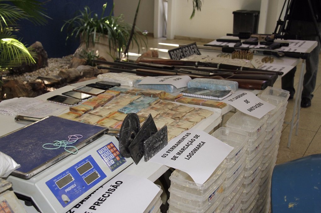 Polícia Militar desarticulou na madrugada desta segunda-feira, em Trindade, uma associação criminosa especializada em tráfico internacional de drogas; sete pessoas foram presas, Entre elas, Leandro Henrique Balduíno Martins, de 28 anos, apontado como líder do grupo; mais conhecido como “Gato Pardo”, confessou ser o dono de mais de 150 quilos de cocaína, apreendidos em General de Carneiro, Mato Grosso, em setembro deste ano; existem indícios de que os suspeitos estejam envolvidos na explosão de caixas eletrônicos por todo o Estado (Foto: José Barbacena) Polícia Militar desarticulou na madrugada desta segunda-feira, em Trindade, uma associação criminosa especializada em tráfico internacional de drogas; sete pessoas foram presas, Entre elas, Leandro Henrique Balduíno Martins, de 28 anos, apontado como líder do grupo; mais conhecido como “Gato Pardo”, confessou ser o dono de mais de 150 quilos de cocaína, apreendidos em General de Carneiro, Mato Grosso, em setembro deste ano; existem indícios de que os suspeitos estejam envolvidos na explosão de caixas eletrônicos por todo o Estado