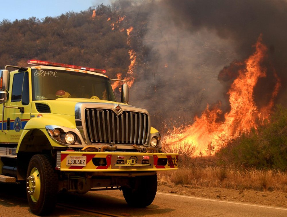 Caminhão dos bombeiros ao lado de incêndio em parque em Los Angeles. REUTERS/Gene Blevins (Foto: Paulo Emílio) Caminhão dos bombeiros ao lado de incêndio em parque em Los Angeles. REUTERS/Gene Blevins