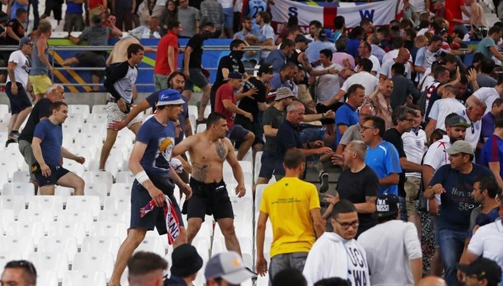 A seleção russa recebeu uma multa de 150 mil euros e foi alertada pela Uefa de que será desclassificada da Euro 2016 em caso de repetição de confrontos violentos de torcedores como os que ocorreram em Marselha, informou a Uefa; "Acusações relacionadas aos distúrbios de multidão, uso de fogos de artifício e comportamento racista foram feitas contra a RFU (União Russa de Futebol)", disse a instituição, em comunicado (Foto: Leonardo Lucena) A seleção russa recebeu uma multa de 150 mil euros e foi alertada pela Uefa de que será desclassificada da Euro 2016 em caso de repetição de confrontos violentos de torcedores como os que ocorreram em Marselha, informou a Uefa; "Acusações relacionadas aos distúrbios de multidão, uso de fogos de artifício e comportamento racista foram feitas contra a RFU (União Russa de Futebol)", disse a instituição, em comunicado