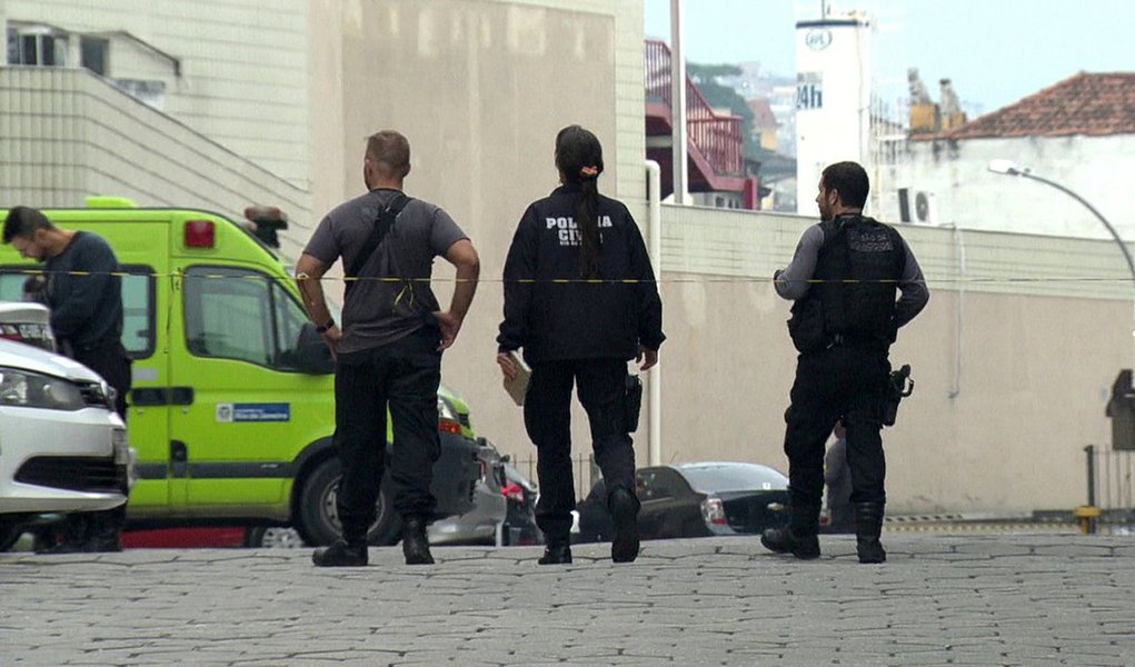 O diretor das Delegacias de Homicídio, Rivaldo Barbosa, informou que foram identificados dois suspeitos da invasão ao Hospital Souza Aguiar, no Centro do Rio, para resgatar um traficante que estava internado na unidade; a polícia está analisando as imagens das câmeras de segurança do hospital para tentar identificar o restante do grupo; a ação de resgate teve tiroteio dentro do hospital e deixou um morto e dois feridos (Foto: Leonardo Lucena) O diretor das Delegacias de Homicídio, Rivaldo Barbosa, informou que foram identificados dois suspeitos da invasão ao Hospital Souza Aguiar, no Centro do Rio, para resgatar um traficante que estava internado na unidade; a polícia está analisando as imagens das câmeras de segurança do hospital para tentar identificar o restante do grupo; a ação de resgate teve tiroteio dentro do hospital e deixou um morto e dois feridos