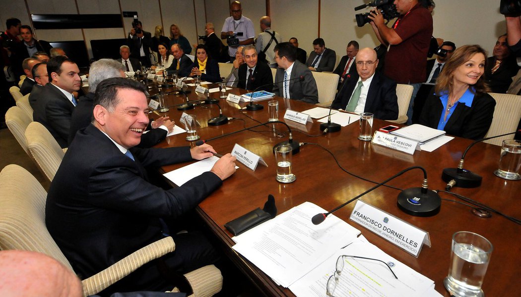 Estado de Goiás terá economia de R$ 1 bilhão, apenas em 2016, com a renegociação de dívidas acertada com o governo federal; acordo construído com a maioria dos Estados suspende o pagamento da dívida nos próximos seis meses;a partir do ano que vem, o desconto será reduzido 5,55 pontos percentuais por mês de maneira escalonada até junho de 2018, quando não haverá mais desconto sobre as parcelas; secretária da Fazenda, Ana Carla Abrão Costa afirmou que "foi um acordo positivo, feito com responsabilidade e que vai garantir a regularidade das obrigações do Estado" (Foto: José Barbacena) Estado de Goiás terá economia de R$ 1 bilhão, apenas em 2016, com a renegociação de dívidas acertada com o governo federal; acordo construído com a maioria dos Estados suspende o pagamento da dívida nos próximos seis meses;a partir do ano que vem, o desconto será reduzido 5,55 pontos percentuais por mês de maneira escalonada até junho de 2018, quando não haverá mais desconto sobre as parcelas; secretária da Fazenda, Ana Carla Abrão Costa afirmou que "foi um acordo positivo, feito com responsabilidade e que vai garantir a regularidade das obrigações do Estado"
