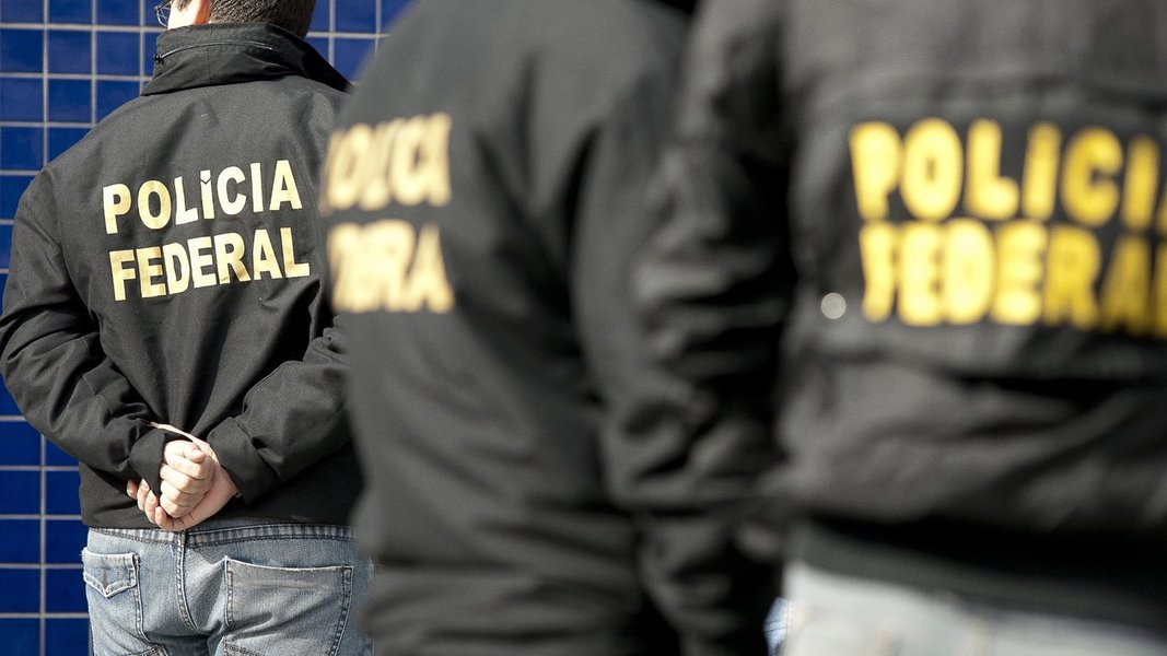 A Polícia Federal (PF) cumpriu mandados de busca e apreensão expedidos pelo Tribunal Regional Eleitoral (TRE) contra suspeitos de compra de votos na região do Agreste alagoano; documentos apreendidos, segundo a PF, confirmam a existência de crime eleitoral; foram recolhidas listas com os nomes, os pontos de votação de eleitores, além de cópias de títulos (Foto: Voney Malta) A Polícia Federal (PF) cumpriu mandados de busca e apreensão expedidos pelo Tribunal Regional Eleitoral (TRE) contra suspeitos de compra de votos na região do Agreste alagoano; documentos apreendidos, segundo a PF, confirmam a existência de crime eleitoral; foram recolhidas listas com os nomes, os pontos de votação de eleitores, além de cópias de títulos